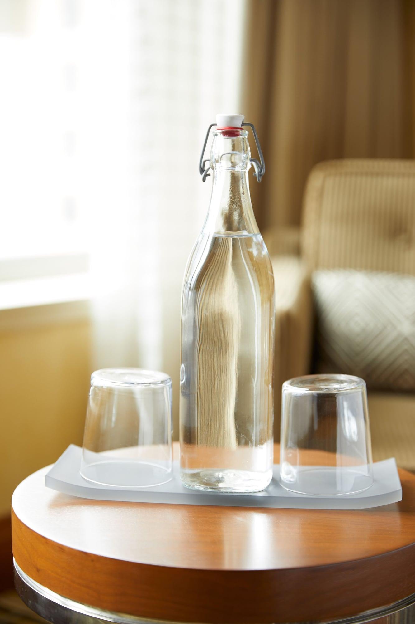 1 Hotel Сиэтл Экстерьер фото A bottle of water