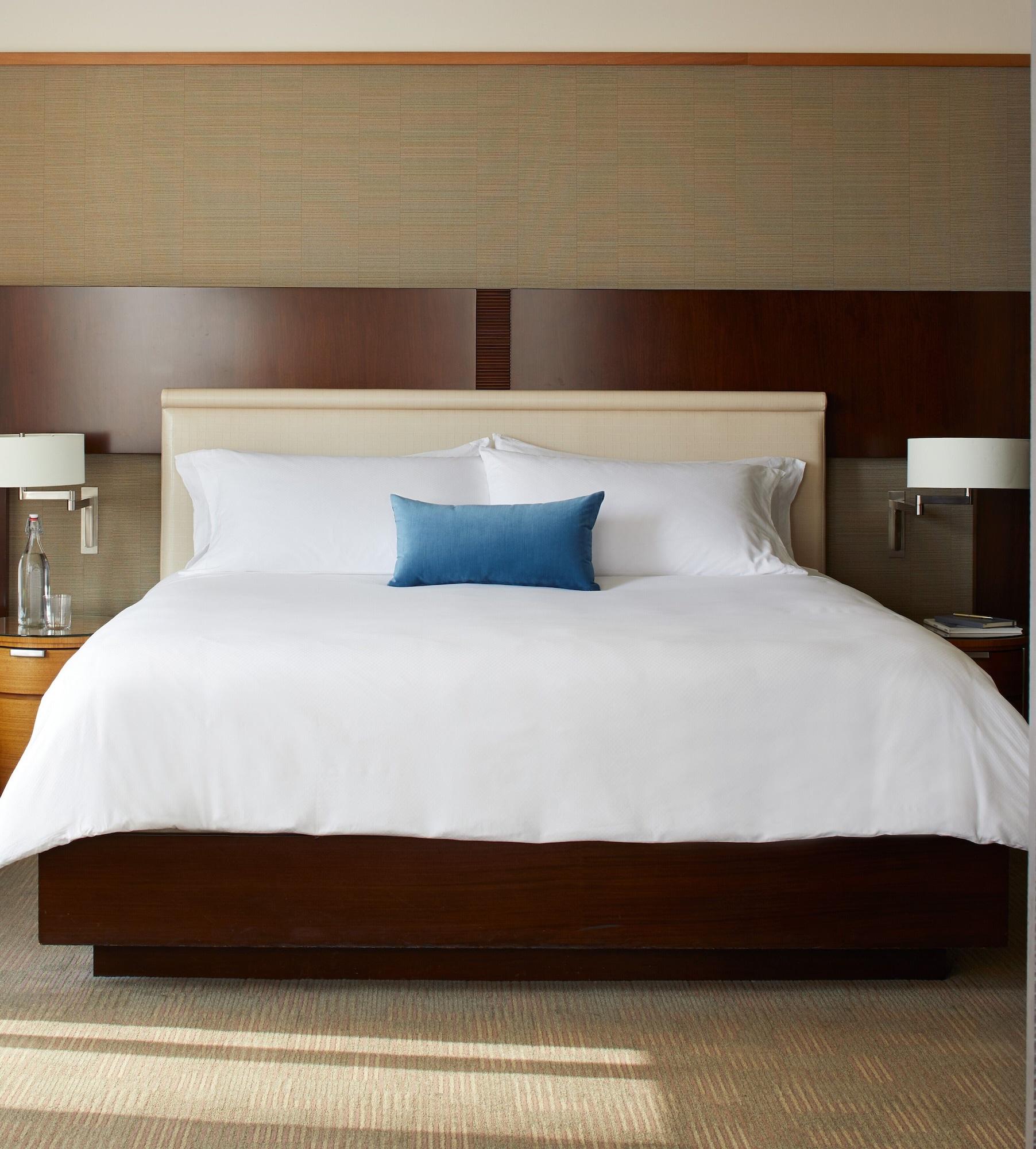 1 Hotel Сиэтл Экстерьер фото A bed with a duvet